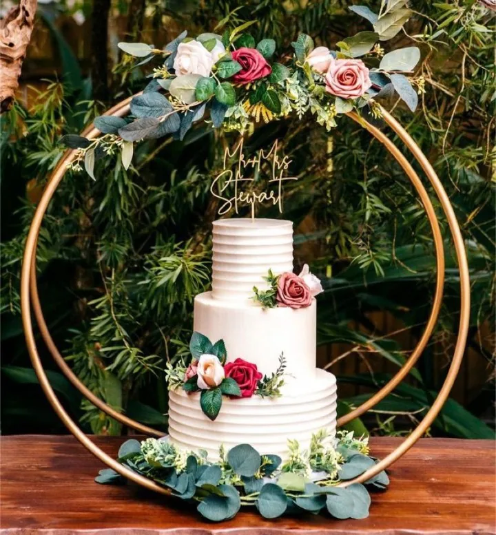 Gâteau de mariage sous arche fleurie — Chef Mohamed Pastry