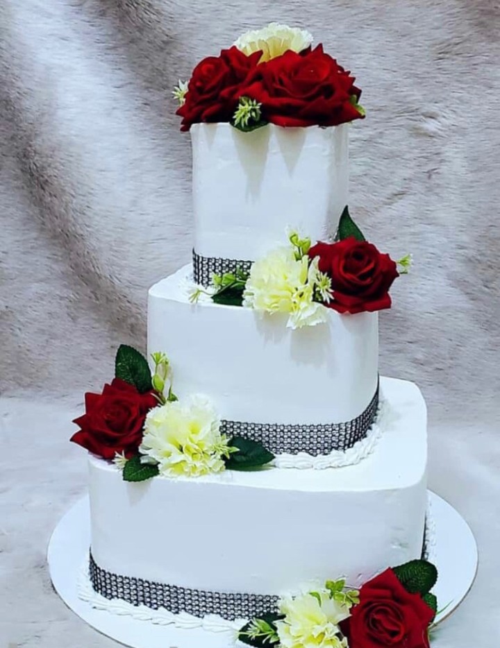 Gâteau personnalisé roses rouges — Chef Mohamed Pastry